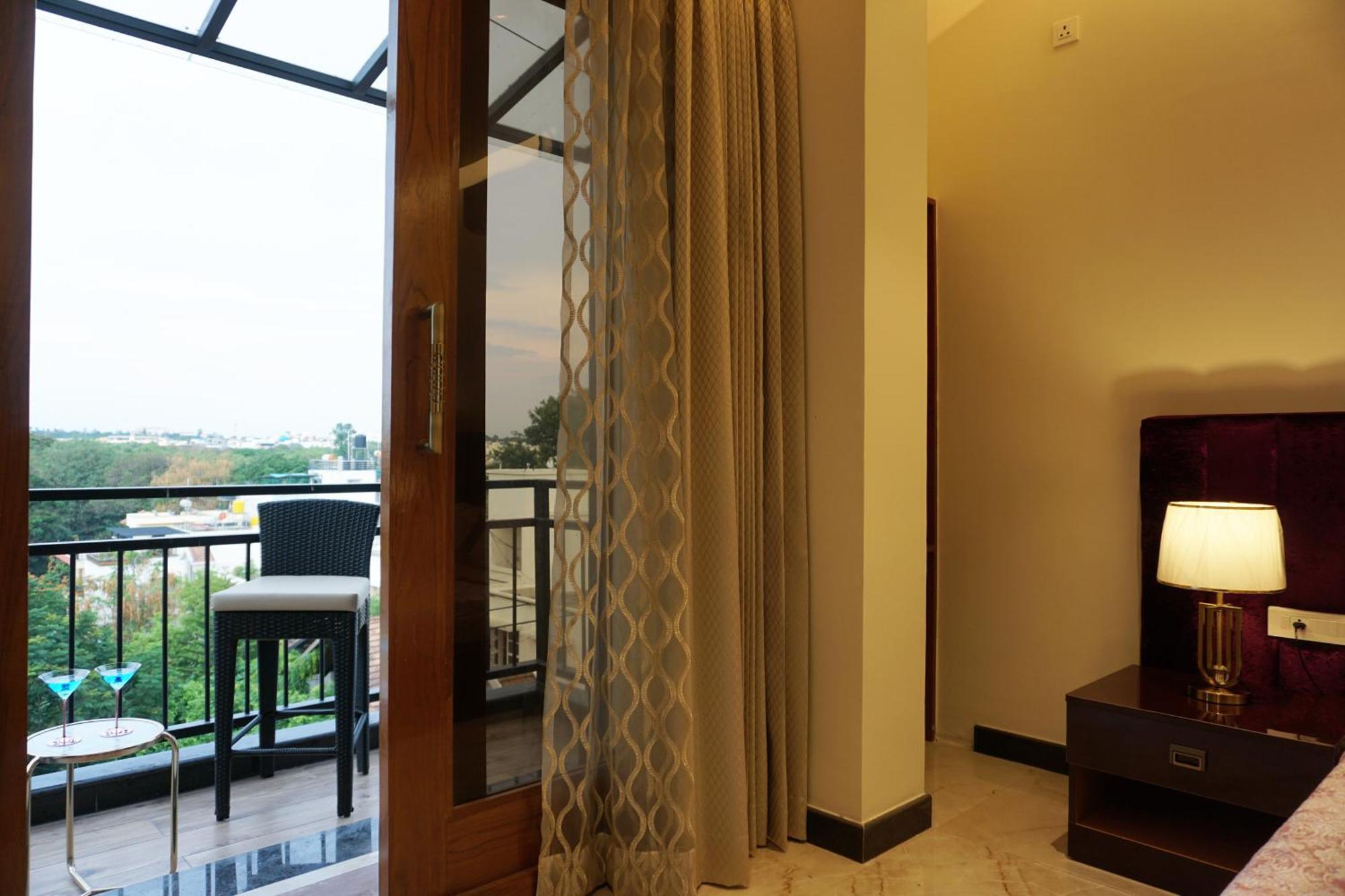 The Pentouz On 100 Feet Road Indiranagar - An Urban Luxury Retreat Apartment Bangalore Exterior photo